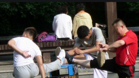 “球王會”:想要健身效果好,壓腿活動不能少 “球王會”:想要健身效果好,壓腿活動不能少