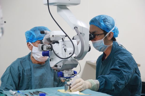 眼睛裡面“放煙花”近一個月，原是視網膜脫離險些眼球不保