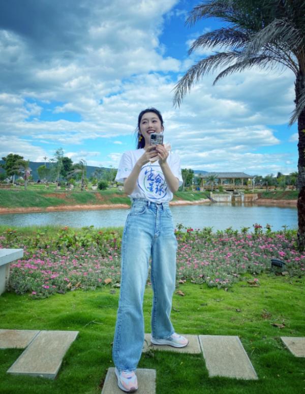 “師姐”宣璐曬秋遊照，收腰蝙蝠袖上衣太顯瘦，少女感滿分