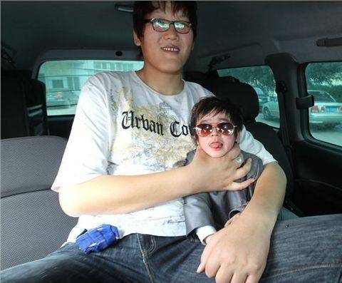 12年前,身高1.02米的徐國元,找了個白富美女朋友,後來怎麼樣了 12年前,身高1.02米的徐國元,找了個白富美女朋友,後來怎麼樣了