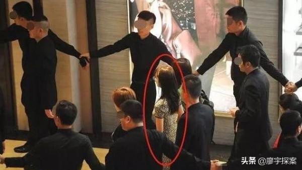 有人帶8助理30保鏢，他啃漢堡被噎，誰揭了“塑膠演員”的遮羞布