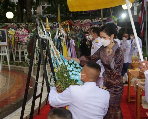 詩妮娜又穿高貴紫,印花裙配黑珍珠耳墜彰顯貴氣,卻無資格坐御車 詩妮娜又穿高貴紫,印花裙配黑珍珠耳墜彰顯貴氣,卻無資格坐御車