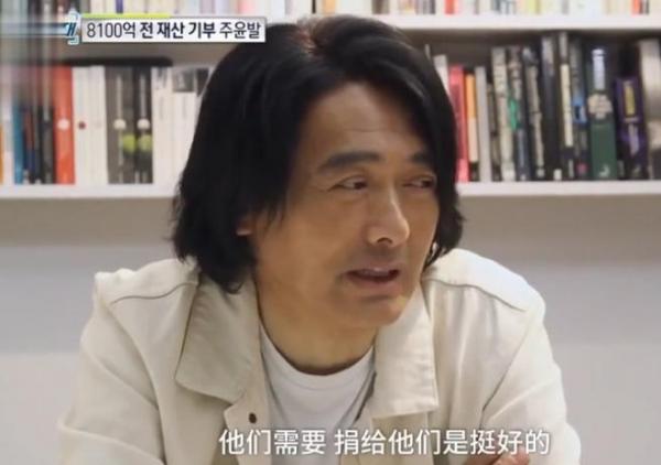 為慈善裸捐56億，66歲無兒無女，“賭神”周潤發憑什麼火了41年？