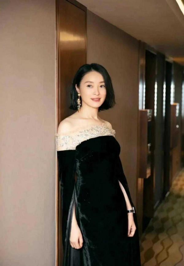 49歲吳越這回真“張揚”，穿露肩連衣裙秀好身材，美得不敢認