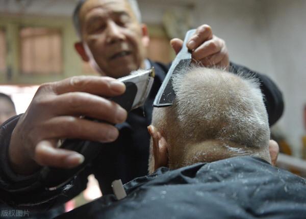 76歲老人哭訴:我有6個孩子,不缺人養,我唯一心願就是快點走 76歲老人哭訴:我有6個孩子,不缺人養,我唯一心願就是快點走