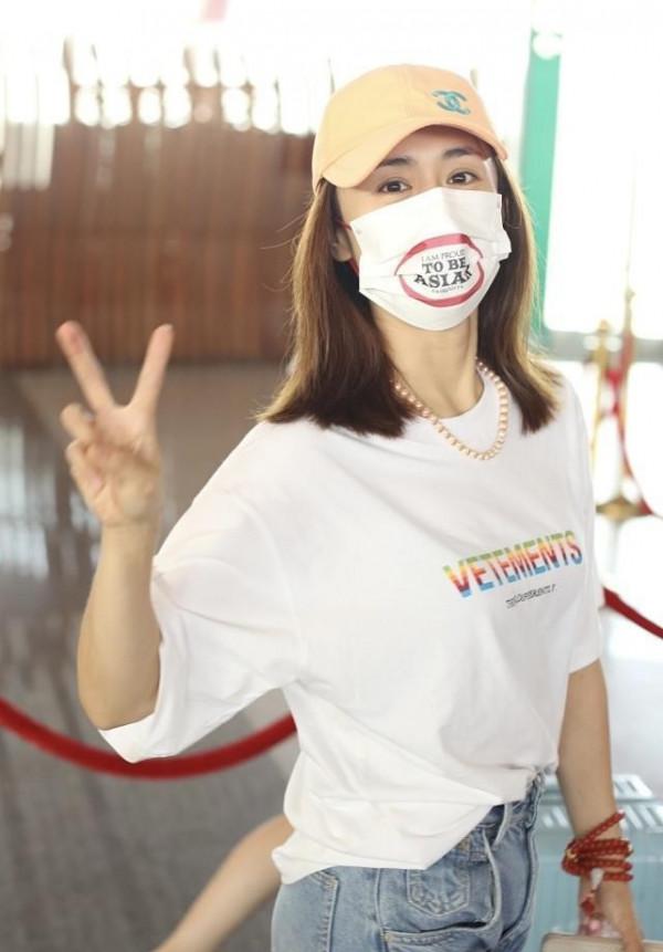 劉芸的少女感是穿出來的，寬鬆T恤也要塞衣角，配老爹褲瀟灑顯高