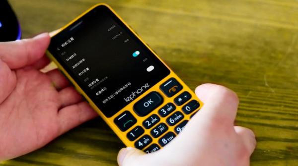 老人機玩出新功能，體驗國產樂豐V8，這兩個設計既貼心又好用