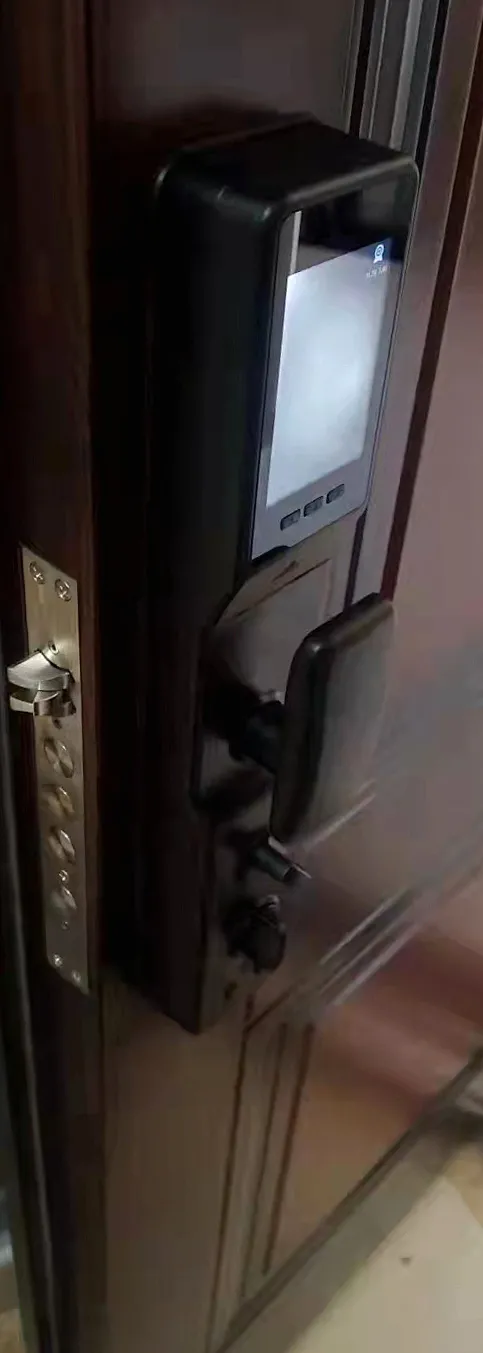 決定要買哪一款智慧鎖時，他們也想了很久……