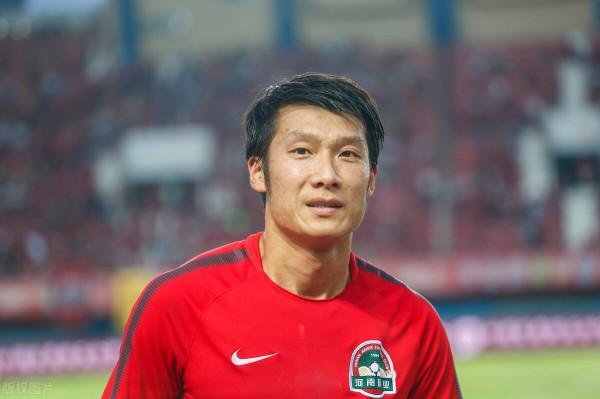 河南嵩山龍門的新援可能是一名中後衛，&OpenCurlyDoubleQuote;億元先生&rdquo;可能離開河南