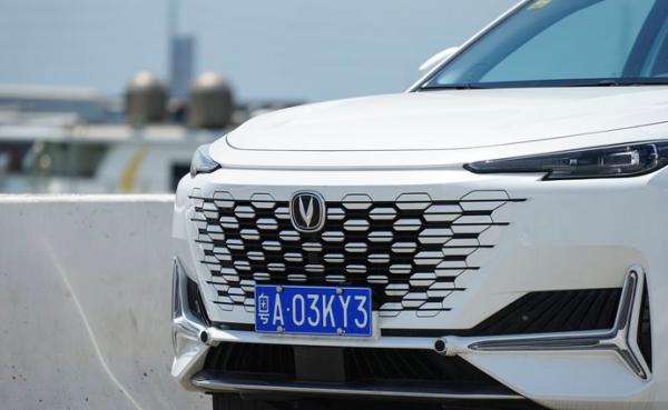 搭載2.0T+愛信8AT！軸距2890mm，實拍體驗長安UNI-K