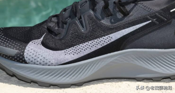 穿了一年耐克突然換成亞瑟士，跑完五公里後，高下立判
