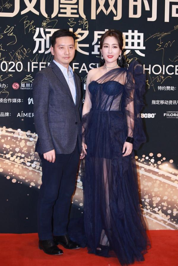 馬蘇和保劍鋒同框真讓人意外,一襲深藍長裙太優雅,讓人好心動 馬蘇和保劍鋒同框真讓人意外,一襲深藍長裙太優雅,讓人好心動