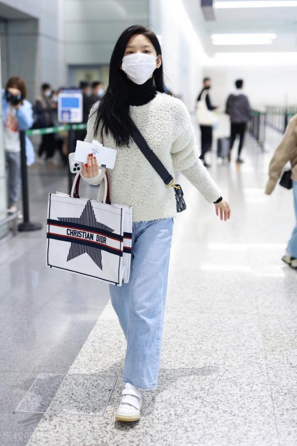 章若楠穿米白色毛絨毛衣搭配直筒牛仔褲,斜挎老花包清新減齡 章若楠穿米白色毛絨毛衣搭配直筒牛仔褲,斜挎老花包清新減齡