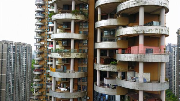 貴州一奇葩居民樓，造型超前似“烤麵筋”，小區環境優美成打卡地