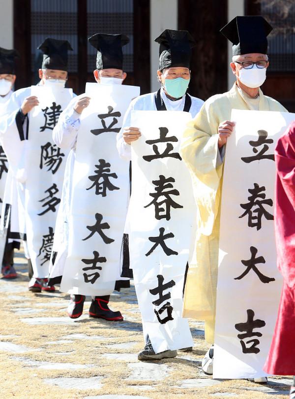 韓國貼漢字對聯慶祝立春 白紙黑字亮了（圖）