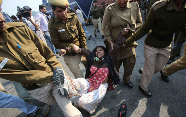 奇葩!印度老婦回家看見嫌犯在性侵女子,揮斧砍死他後卻被判無期 奇葩!印度老婦回家看見嫌犯在性侵女子,揮斧砍死他後卻被判無期