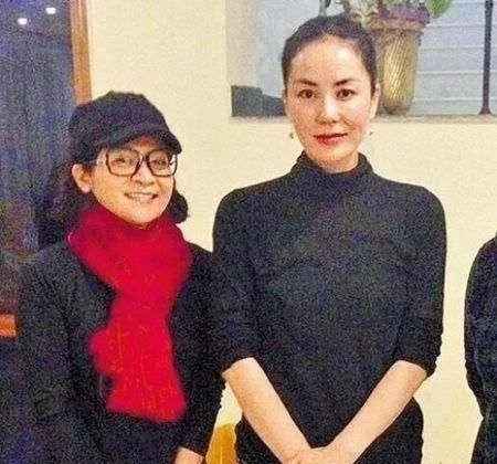 王菲氣質高就不會老一看就是50多歲的老阿姨了,臉垮的很厲害 王菲氣質高就不會老一看就是50多歲的老阿姨了,臉垮的很厲害