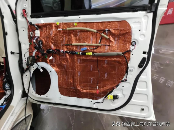 越野硬漢搭配HIFI立體環繞聲讓人意猶未盡，酷路澤升級德國RS音響