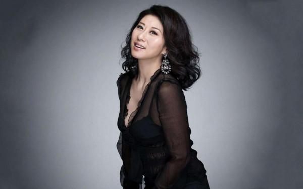 樂壇“大姐大”葉蒨文獲親友慶生,60歲滿頭白髮,五官依舊立體 樂壇“大姐大”葉蒨文獲親友慶生,60歲滿頭白髮,五官依舊立體