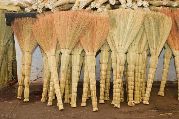 50歲農村男人，靠晚上時間每天多收入60元，稱：“想多照顧老人”