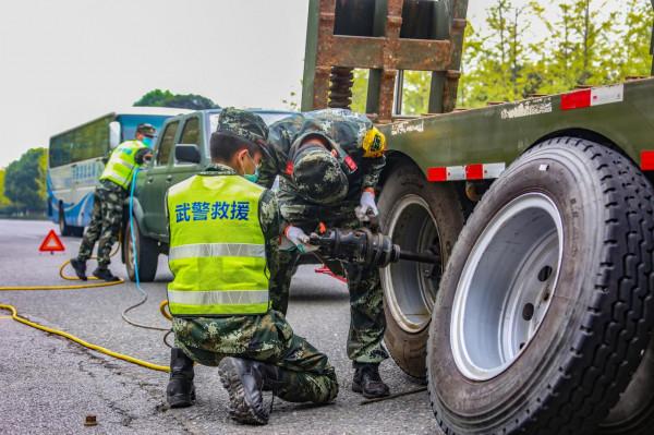 直擊武警官兵搶險救援實兵演練
