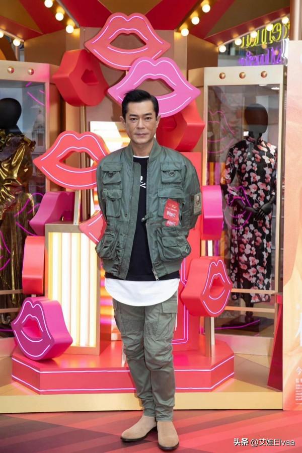 古天樂真會打扮，51歲穿棒球衫內長外短，年過半百巧克力膚色未變