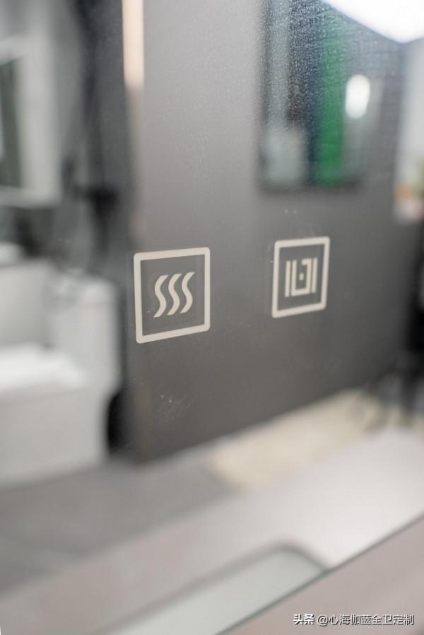 這款懸掛式浴室櫃盡顯小資情調