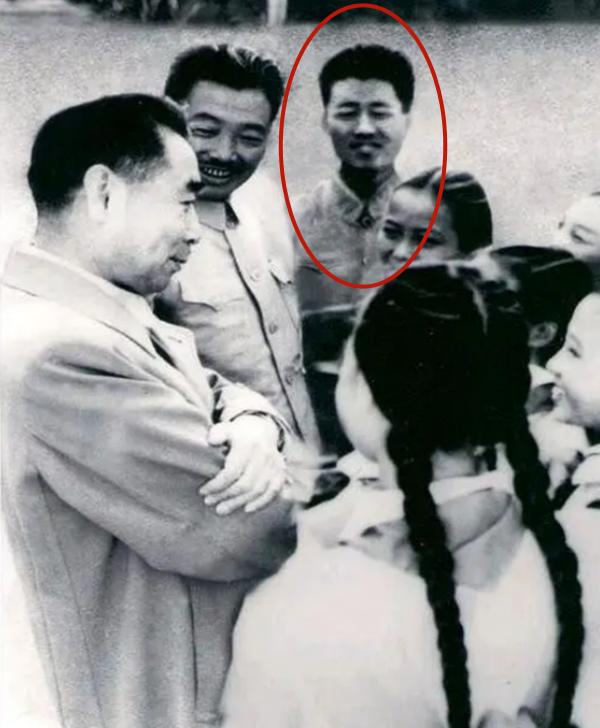 古今明:19歲進中南海,總理為他改名,33歲捧骨灰送總理最後一程 古今明:19歲進中南海,總理為他改名,33歲捧骨灰送總理最後一程