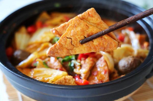 天氣越來越冷，砂鍋燉白菜豆腐不能少，湯鮮味美，吃完渾身暖