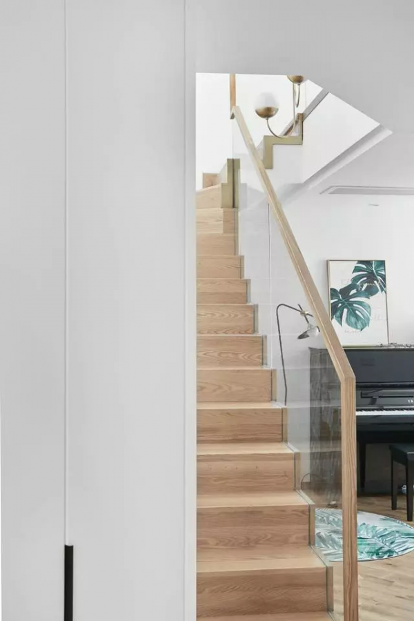 白色+原木色，嚮往的北歐風複式裝修，悠閒愜意