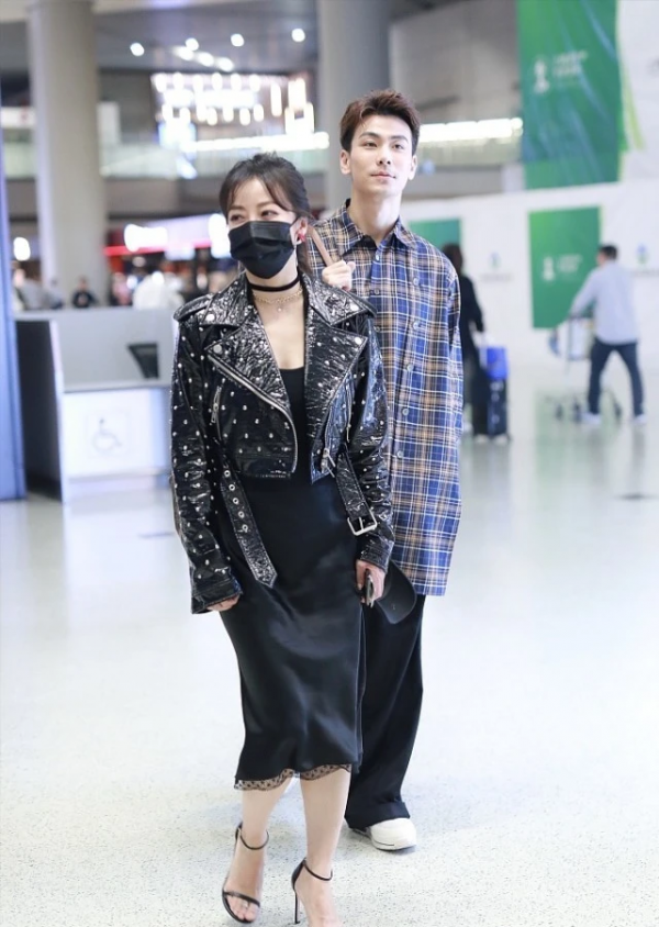 張曼玉的私服很有國際範，皮衣配開叉半身裙，50+女人學一學