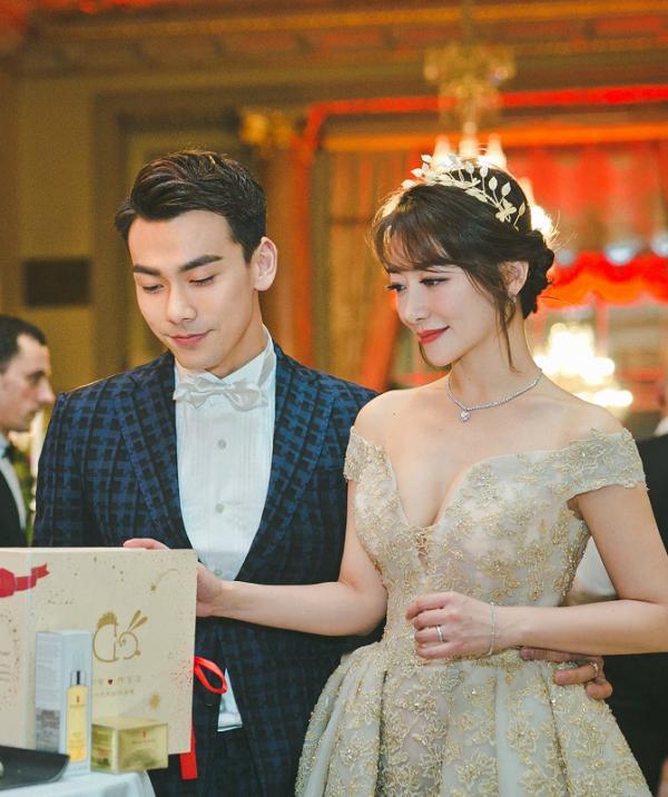 “姐弟戀”真挺幸福,陳紫函與小9歲老公並肩,打扮的年輕還透肉 “姐弟戀”真挺幸福,陳紫函與小9歲老公並肩,打扮的年輕還透肉