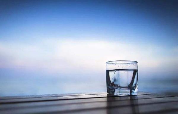 喝水有什麼學問？冠心病患者夜間喝3杯“安全水”早知早好