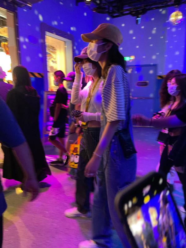 盤點環球影城偶遇明星生圖,白敬亭似商務精英,林依輪兼職賣貨? 盤點環球影城偶遇明星生圖,白敬亭似商務精英,林依輪兼職賣貨?