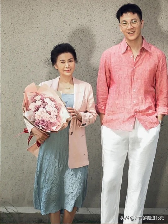 這才是60歲女人該有的打扮:“膝下裙+平底鞋”,簡單大方才好看 這才是60歲女人該有的打扮:“膝下裙+平底鞋”,簡單大方才好看