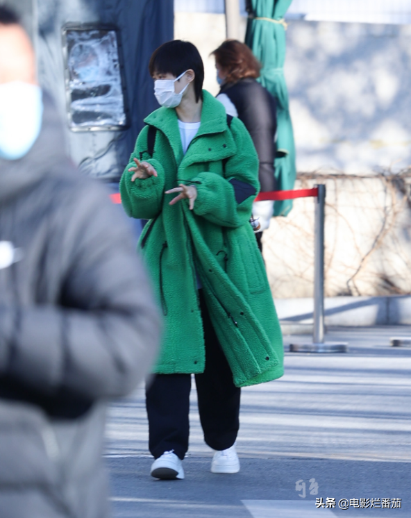 春晚四次聯排：趙麗穎一笑迷人，張小斐美目顧盼，朱一龍走路生風