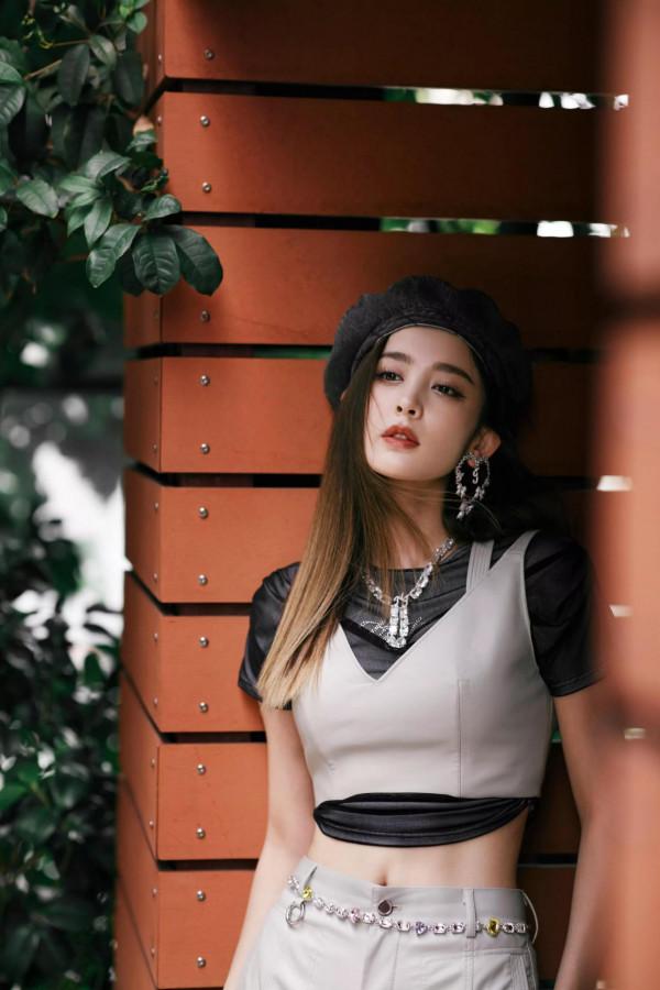 古力娜扎美圖,頭戴貝雷帽,身穿米色皮衣套裝,精緻美颯 古力娜扎美圖,頭戴貝雷帽,身穿米色皮衣套裝,精緻美颯