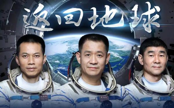 三名宇航員只能坐著輪椅,被抬下來,太讓人心疼了啊 三名宇航員只能坐著輪椅,被抬下來,太讓人心疼了啊