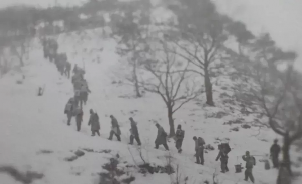 子彈打光了，他拉開炸藥包，走向了敵人——從長津湖走來的司法行政人（二）