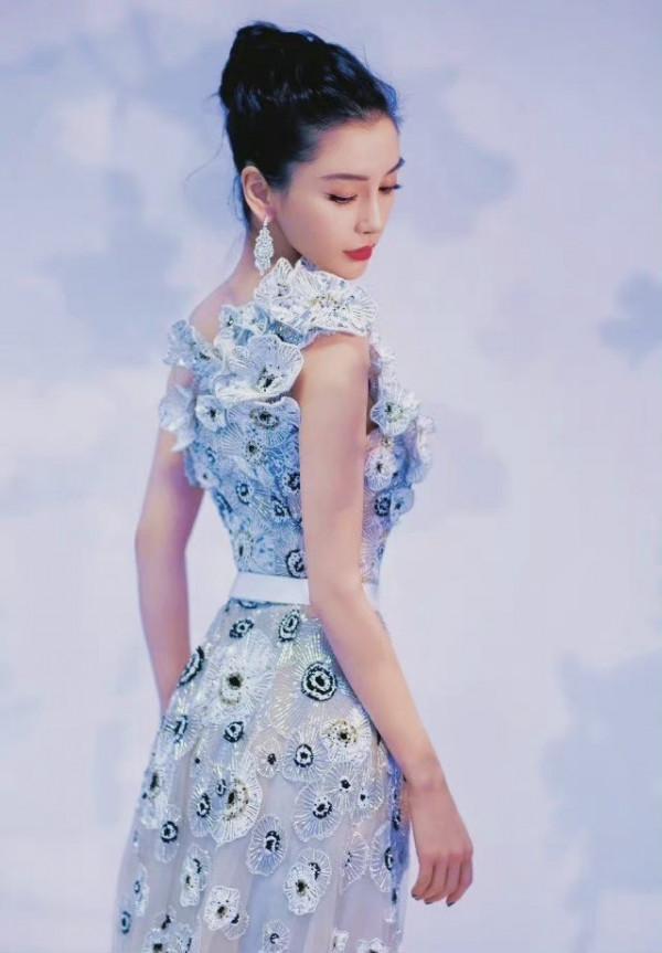 baby終於美回巔峰！穿雕花裙徹底大逆襲，行走顏霸終於坐不住了