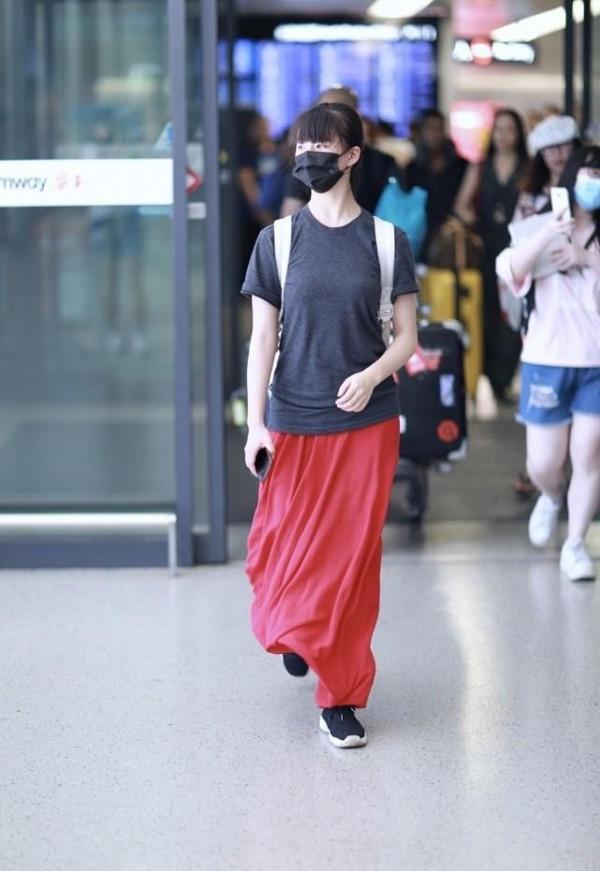 楊麗萍外甥女愛把自己往老了打扮，才20多歲就挺成熟，真讓人意外