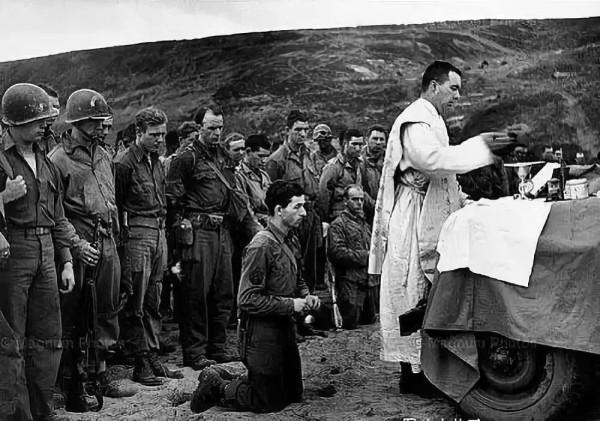 艾迪臨死前質問營長：逃兵那麼多，為何只槍斃我？營長：因為你傻