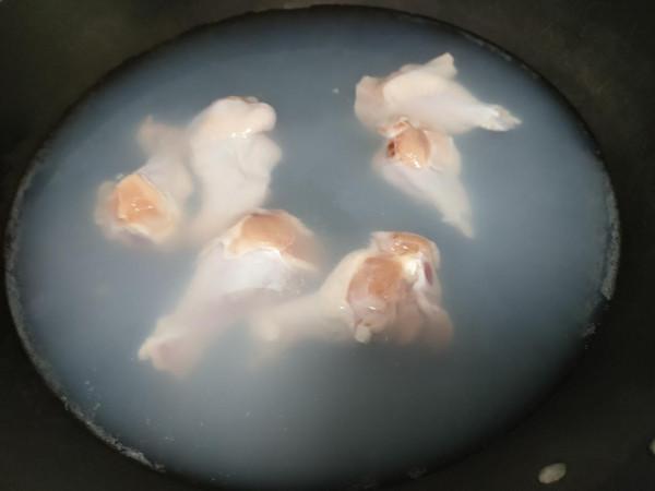 生長在泰山腳下的一種野生菌，當地人用來燉雞吃，出鍋太香了