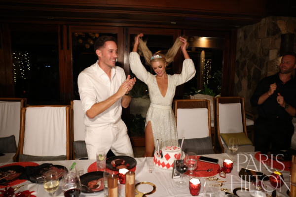 名媛希爾頓嫁了！甩14個富豪明星男友，曬千萬鑽戒，婚禮連辦三天