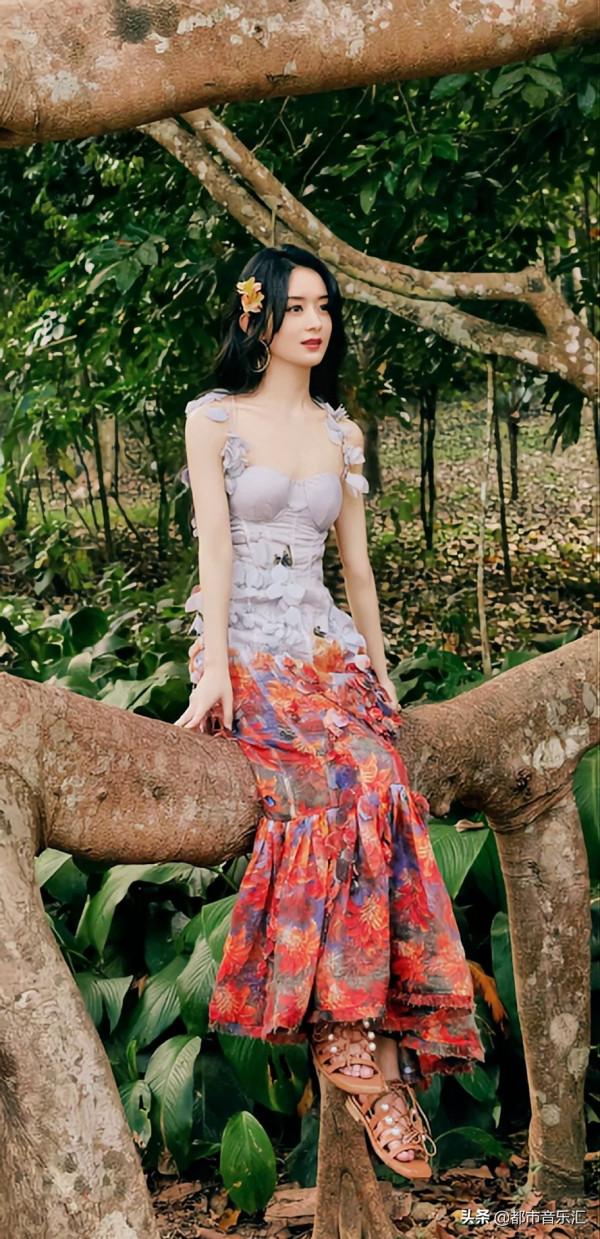 趙麗穎衣著簡樸自信大方，五官跟現在一樣沒變化