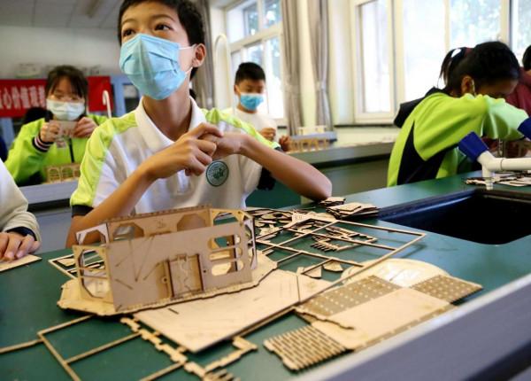 “月球車”+“擬太空種植艙”豐臺區航天科普進校園活動很吸睛 “月球車”+“擬太空種植艙”豐臺區航天科普進校園活動很吸睛