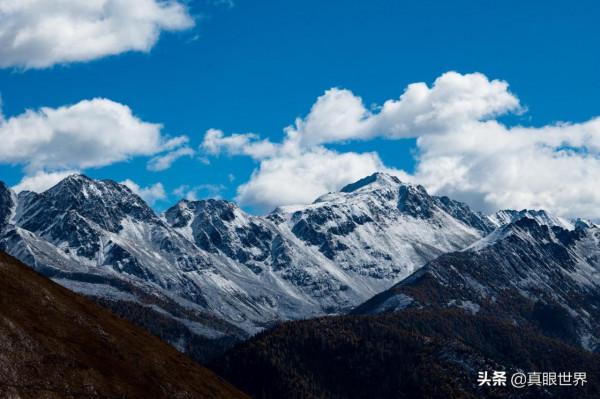 今年的川西雪,比往年來得更早一些。在追逐彩林時,再多行一程 今年的川西雪,比往年來得更早一些。在追逐彩林時,再多行一程