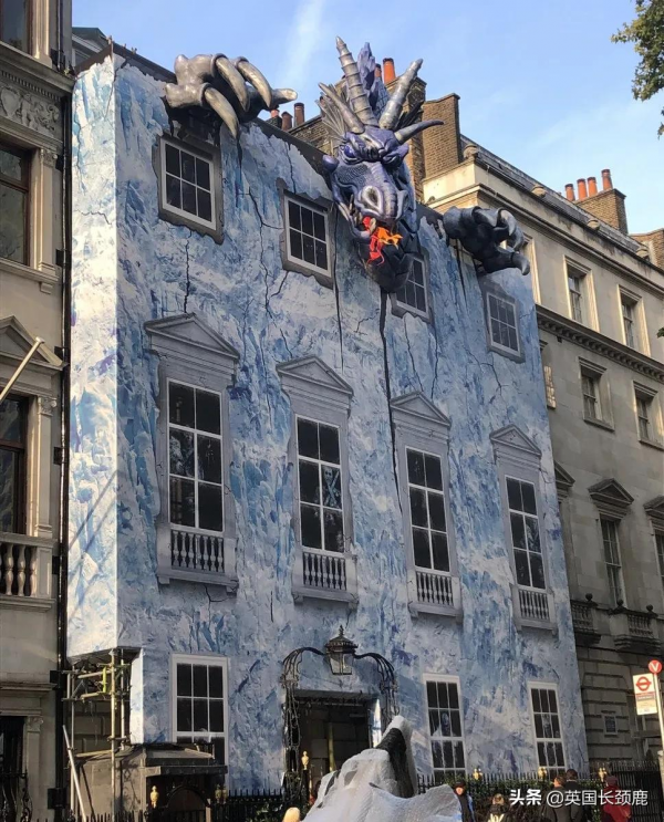 英國人為了萬聖節有多拼？上萬鎊佈置家門口，凌晨四點買裝飾...