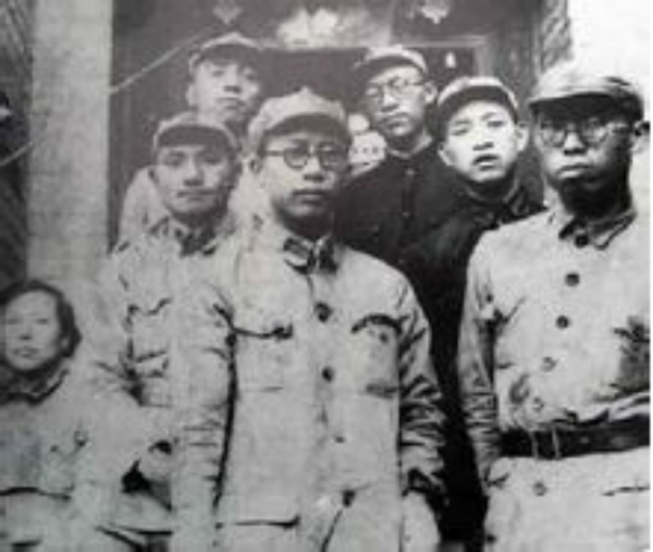 紅13軍政委建國前3個月去世，兩個女兒皆是才女