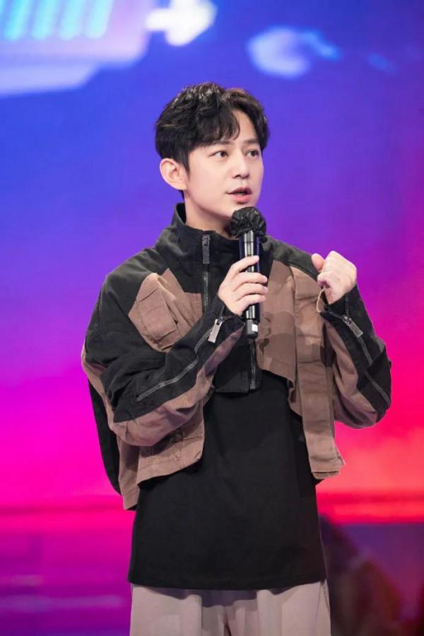 風波中的何炅何老師，工作室高調宣佈其出道10000天